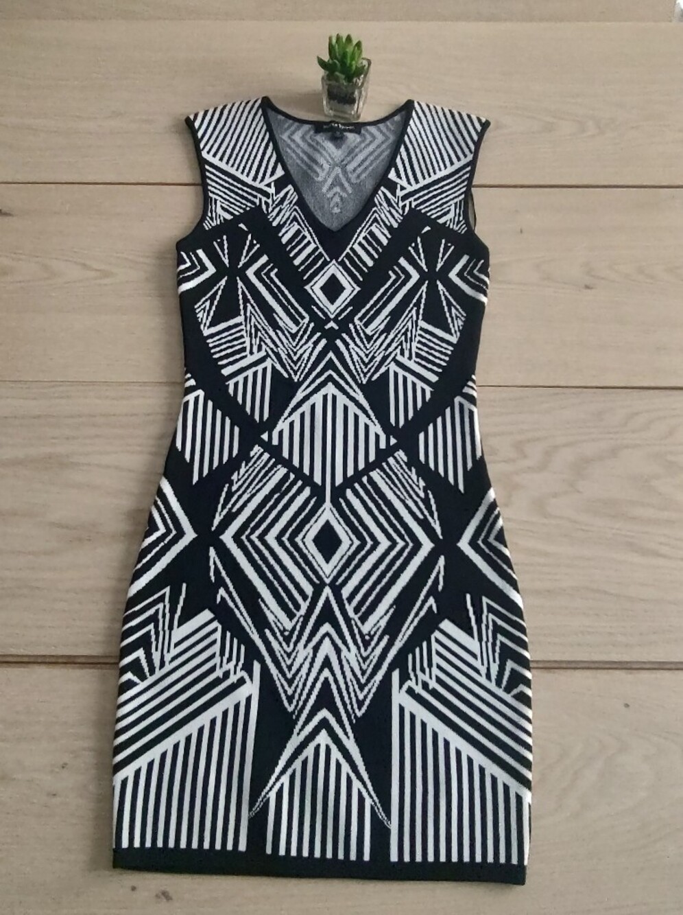 Dress Body Con Geometric Jealous Tomato   WhiteBlack  New Without Tags Spandex M